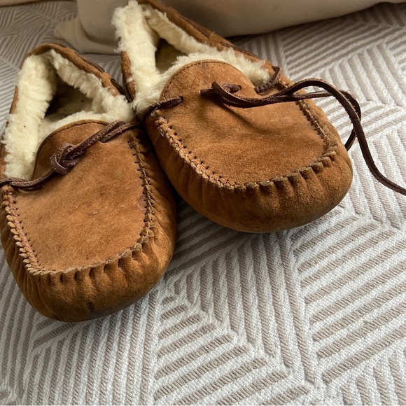 {Ugg} moccasin slippers - Picture 5 of 6